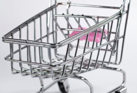 Cashback Shopping - A small pink shopping cart with a handle