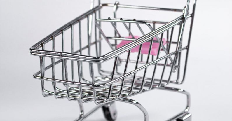 Cashback Shopping - A small pink shopping cart with a handle