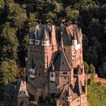 Hidden Treasure - Château d'Eltz en Allemagne au millieux de la fôret