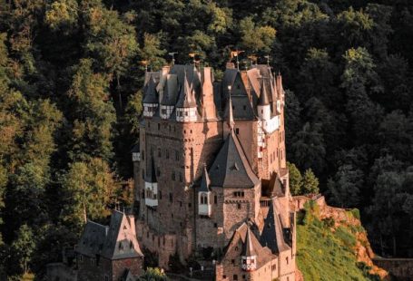 Hidden Treasure - Château d'Eltz en Allemagne au millieux de la fôret