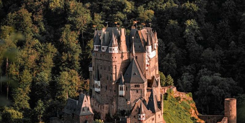 Hidden Treasure - Château d'Eltz en Allemagne au millieux de la fôret