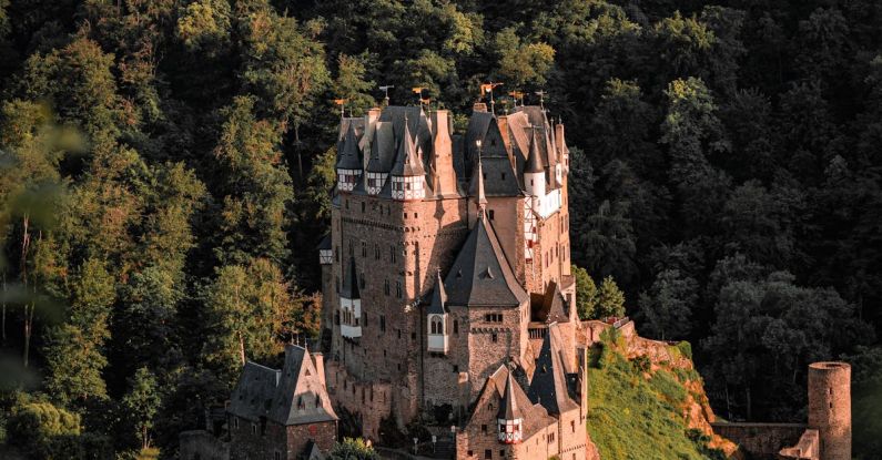 Hidden Treasure - Château d'Eltz en Allemagne au millieux de la fôret